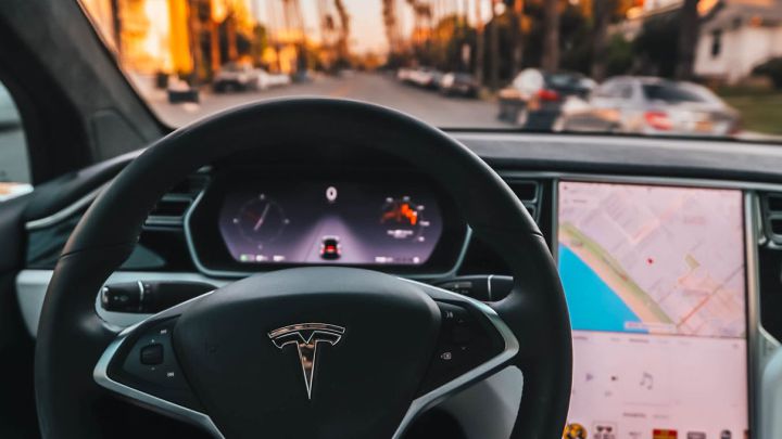 La nueva versión del autopilot de Tesla sigue con graves problemas