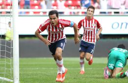 Bravo guía a las Chivas a una victoria vital contra Jaguares