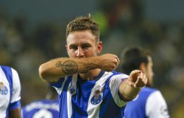 Layún anotó gol en victoria del Porto en Israel