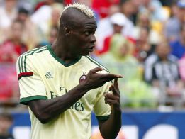 Presume Toño García foto firmada por Mario Balotelli