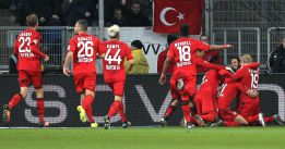 Con un Chicharito ausente el Leverkusen rescató un empate