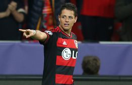 Chicharito participa en obra benéfica en Alemania