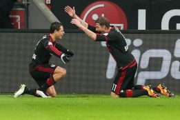 Chicharito y Kiessling celebran el tercer gol del Bayer contra el Hannover.