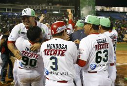 Los jugadores de Venados de Mazatlán celebran su triunfo en la final de la Serie del Caribe.