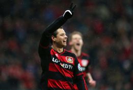 Chicharito celebra gol con Leverkusen