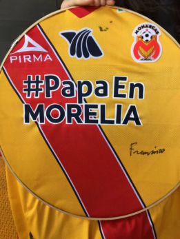 Papa Francisco firmó playera de Monarcas Morelia