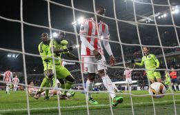 Alan Pulido debutó con el Olympiakos en Europa League