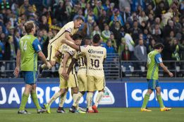 Los jugadores del América celebran gol frente al Seattle Sounders en los cuartos de final de la ConcaChampions