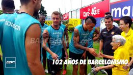 Mujer de 102 años juega al fútbol en Ecuador, ¡imperdible!