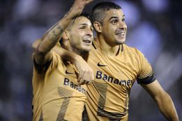 Ismael Sosa y Gerardo Alcoba celebran el segundo gol de Pumas contra Olimpia en Libertadores