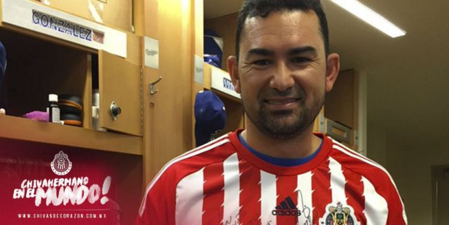 Adrián González posó con la playera de las Chivas
