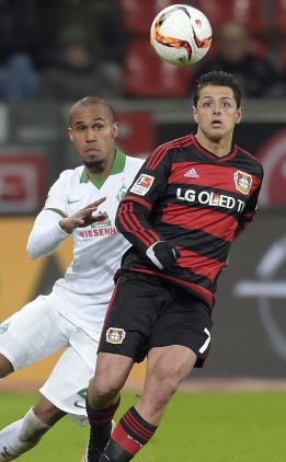 Chicharito no tuvo un buen partido contra el Werder Bremen
