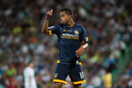 Giovani dos Santos recibió una disculpa de Agustín Marchesín