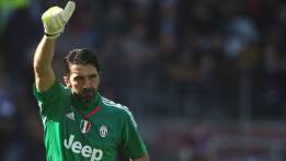 Gianluigi Buffon da la bienvenida al Leicester City a Champions