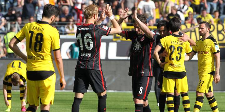 Marco Fabián ve desde la banca la salvación del Eintracht