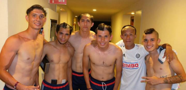 Jugadores de Chivas rapan a canteranos como novatada