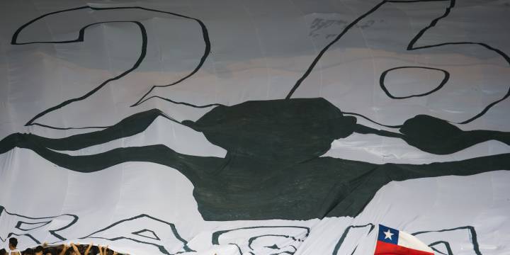 Homenaje al 'Chupete' Suazo ante 40 mil aficionados