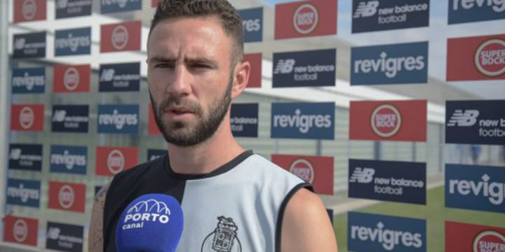 Miguel Layún, feliz de continuar siendo del Porto