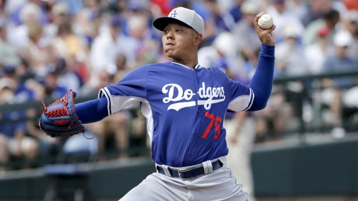 Julio Urías luce ante Nationals, pero se va sin decisión