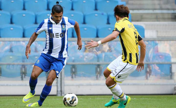 Tecatito Corona lidera victoria del Porto en pretemporada