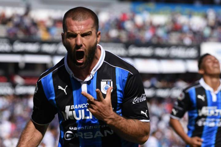 Tito Villa lidera la victoria de los Gallos que toman la cima