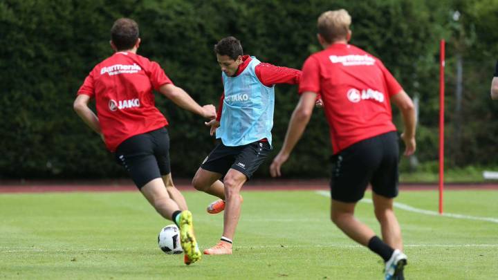 Chicharito marcó 2 goles en entrenamiento con Leverkusen