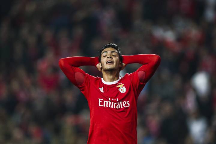 Jiménez se queda en la banca en el debut del Benfica en liga