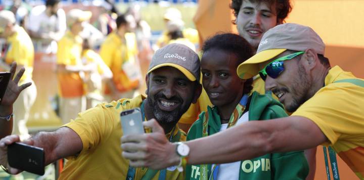 Los voluntarios mueren por Bolt, pero se les prohíbe interactuar con él