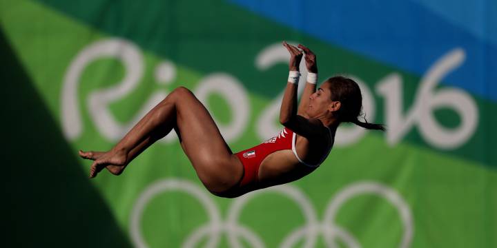 Paola Espinosa sufrió y clasificó a la final en última posición