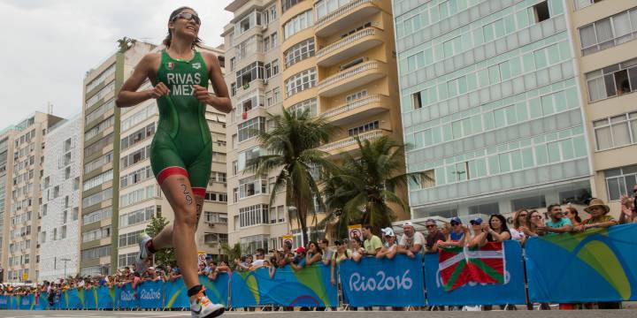 Claudia Rivas quedó entre las primeras 10 en triatlón olímpico