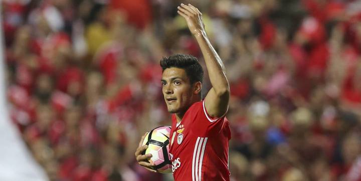 Raúl Jiménez, de penalti, da un pobre empate al Benfica