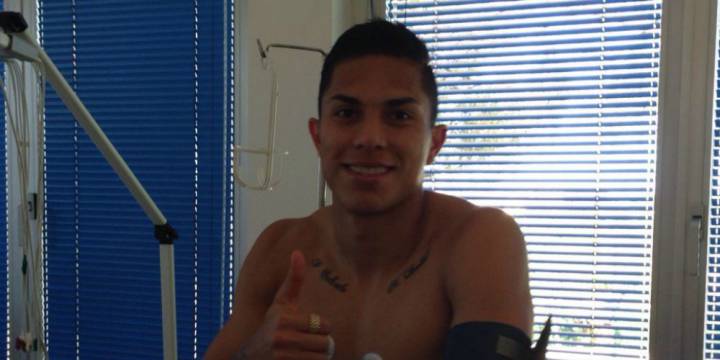 Carlos Salcedo fue presentado con la Fiorentina