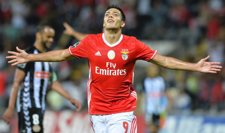 Raúl Jiménez sigue encendido con el Benfica; ahora anotó contra el Nacional de Madeira