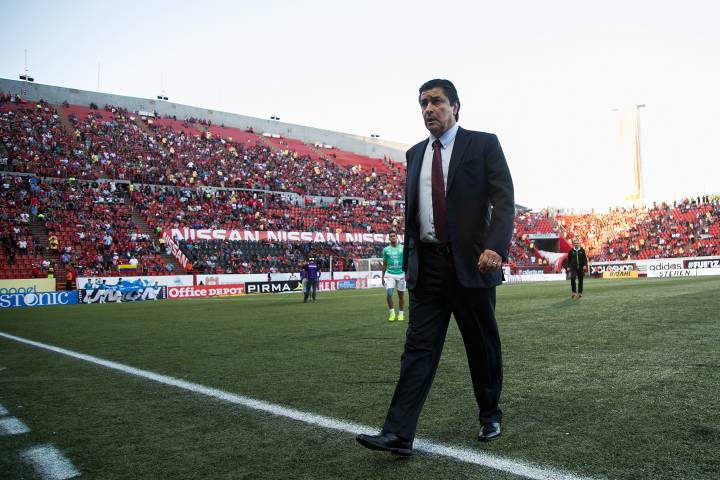 Luis Fernando Tena dejó de ser el técnico de León