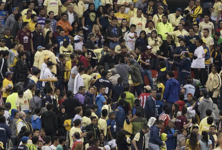 Aficionados del América exigirán la salida de Ambriz
