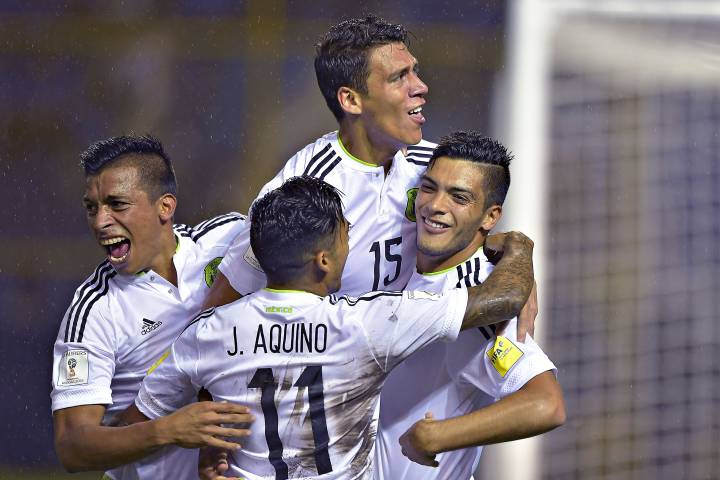 México golea a El Salvador y sigue con su paso perfecto
