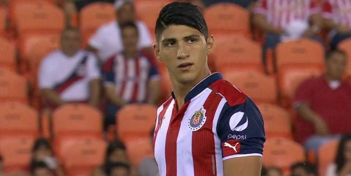 Desangelado debut de Alan Pulido con Chivas