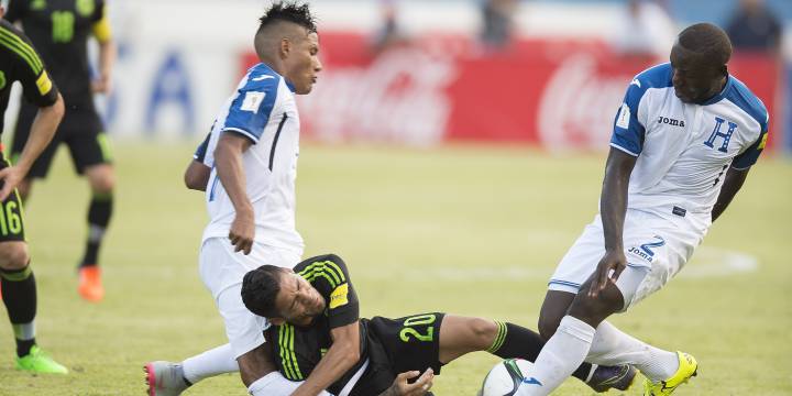 Javier Aquino, feliz por el regreso de Luis Garrido a las canchas