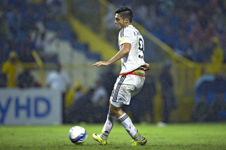Benfica confirmó esguince de rodilla para Raúl Jiménez