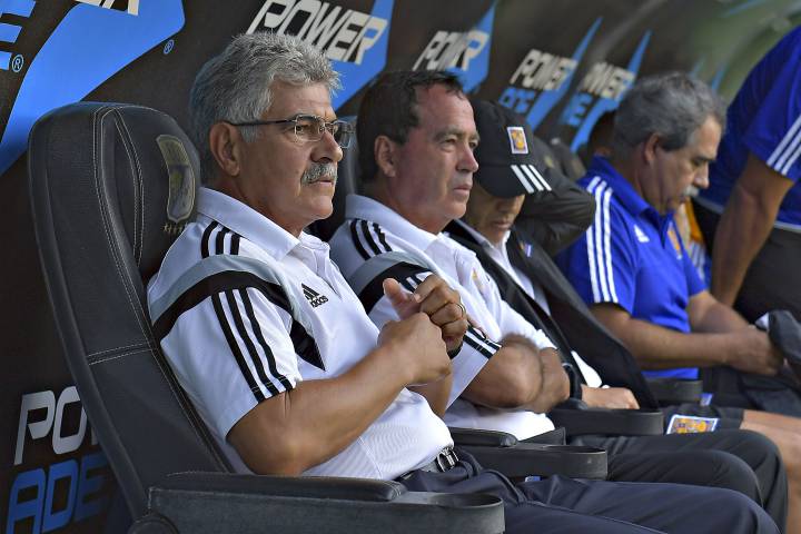Captan al 'Tuca' Ferretti fumando fuera del vestidor de León