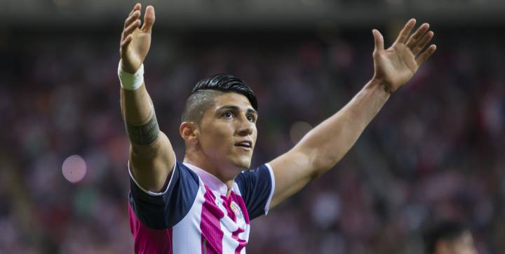 Isaac Brizuela y Alan Pulido llevan a Chivas al cuarto general