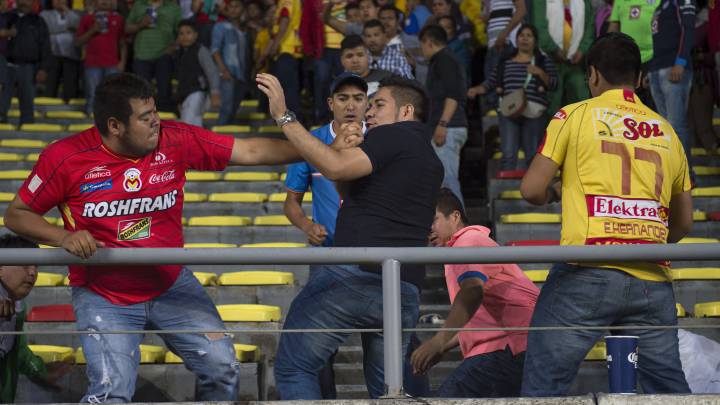 Batalla entre aficionados en las tribunas del Estadio Morelos
