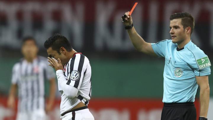 Marco Fabián sale expulsado en la Copa de Alemania