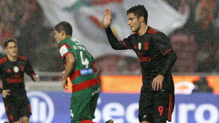 Jiménez rompe sequía de 3 meses en goleada de Benfica