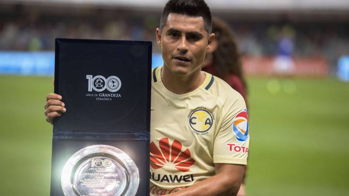 Osvaldo Martínez deja al América tras cuatro años y cuatro campeonatos. El mediocampista paraguayo oficialmente dejó de pertenecer al equipo azulcrema, para llegar al Santos.