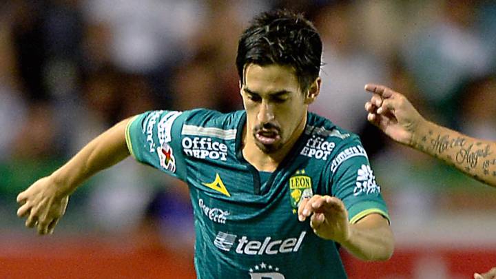 León ve difícil la salida de Fernando Navarro a Chivas