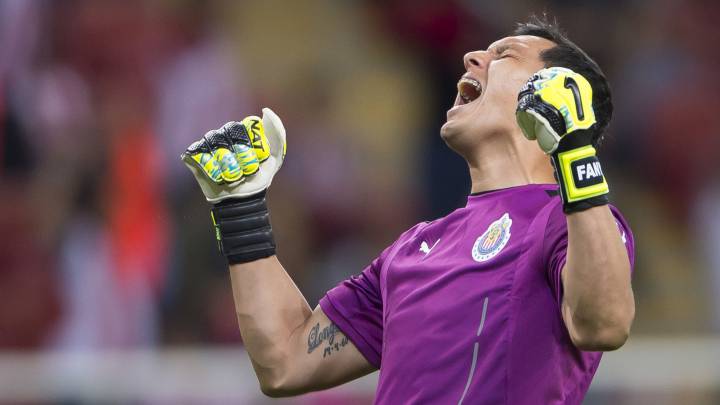 Rodolfo Cota se quedará todo 2017 con Chivas