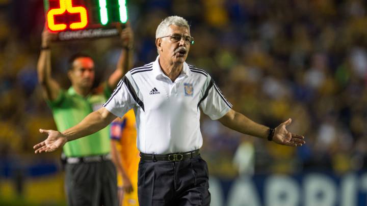 'El Tuca', segundo técnico con más partidos en un equipo