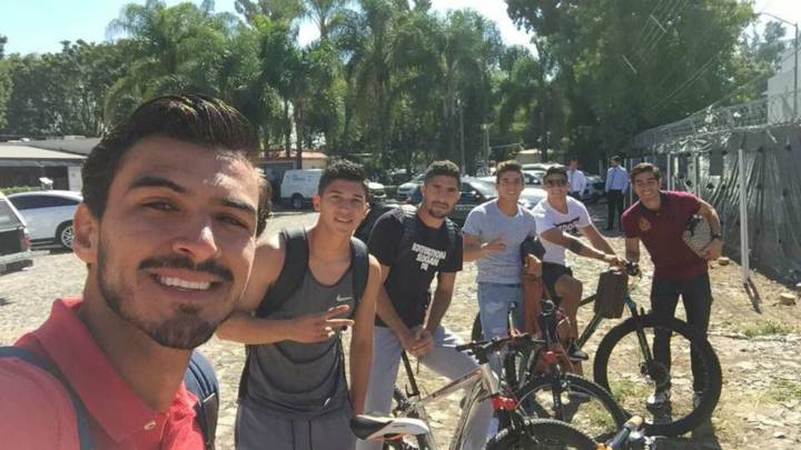 Chivas en contra del gasolinazo. Jugadores del Guadalajara decidieron montarse a la bicicleta para así trasladarse a Verde Valle para el entrenamiento y luego de regreso a sus hogares.