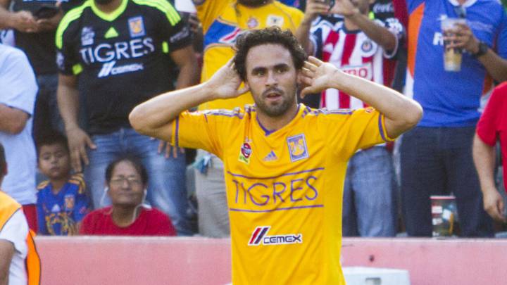Enrique Esqueda desprecia y pisa el escudo de Tigres
